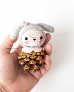 patron crochet amigurumi collection bouilles de pin poupée pomme de pin