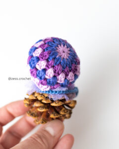 patron crochet amigurumi collection bouilles de pin poupée pomme de pin