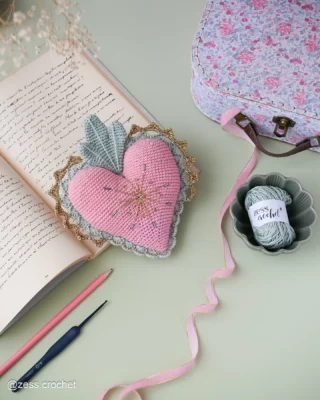 Un nouveau coloris arrive très vite …
Une petite idée ? ✨

#crochetaddict #crochet #coeursacré #decoaddict #jecrochetecommeuncapitaine #jecrocheteetjassume #kitcrochet