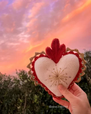 1er mars et le ciel nous offre un spectacle incroyable dans mon jardin derrière mon atelier 🌅J’ai capturé ce coucher de soleil de rêve avec un de mes cœurs crochetés 💖 Un moment de magie à partager, non ?

(Re)trouvez le kit crochet sur ma boutique ✨

#crochetaddict #cielrose #crochet #exvoto #faitmainenfrance #jecrocheteetjassume #jecrochetedoncjesuis #tutocrochet