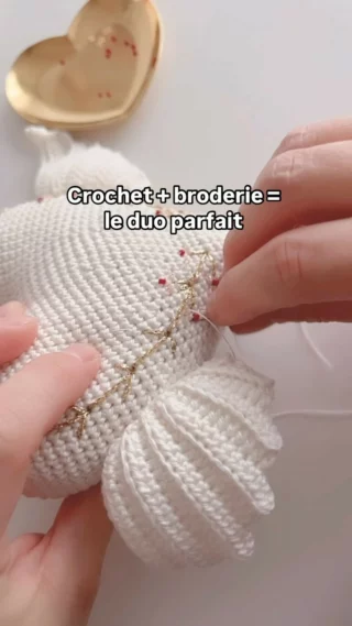 Le genre de moment qui fait tout oublier… Qui veut essayer ? 🧵
Testé et approuvé : broder du crochet, ça détend plus qu’un bain chaud 🫢💕

#crochetaddict #crochetpassion #amigurumilove #faitmainavecamour #broderiecreative #tutocrochet #crochetlove