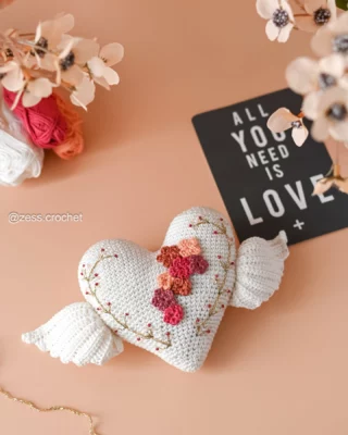 ✨ Nouveau kit crochet en approche ! ✨

Un cœur ailé pour une touche de poésie dans votre déco… ❤️🪽
Le kit complet sera en précommande la semaine prochaine, en série limitée.
Et c’est VOUS qui choisirez la couleur principale du coeur (ici blanc) 🎨 Je vous expliquerai tout très vite.

Pour être notifié dès le lancement, laissez-moi un petit message ici 💬

En attendant, je file en crocheter un autre… À votre avis, quelle couleur cette fois ? 🎀🌿💛

PS : Et bien sûr, le 1er kit est toujours disponible en 5 coloris sur le site ! N’hésitez pas à jeter un œil si vous ne l’avez pas encore pris 💗

#crochetlove #kitcrochet #amigurumi #diydecor #crochet #jecrochetecommeuncapitaine #fleur