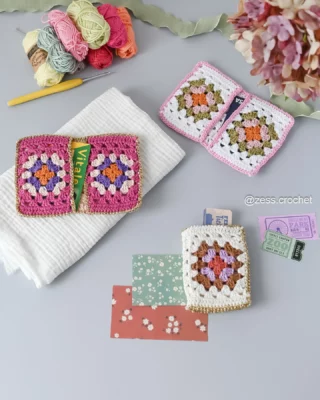 Petites pochettes granny à glisser dans votre sac, pour vos cartes ou petits trésors 💕
Le patron (sans couture !) est dispo en français et en anglais sur mon site !

PS 🙊
Oui, j’ai pris un peu de retard sur le lancement du kit n°2 du coeur ailé… La faute à plein de projets trop trop chouettes sur lesquels je bosse en coulisses ! J’ai trop hâte de vous montrer tout ça… Merci pour votre patience et votre enthousiasme 🥰🥰

#crochet #granny #tutocrochet #patroncrochet #portecartes #jecrocheteetjassume #jecrochetecommeuncapitaine