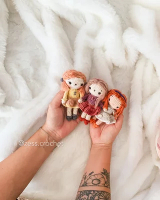 C’est parti pour l’#Amigurumay ! Jour 1 : “Hello Amigurumay” avec mes mini poupées Ginette 🧶👧✨
Elles font un petit coucou pour lancer ce joli mois tout en crochet ! Le tuto est déjà dispo sur mon site.

Here we go with #Amigurumay! Day 1: “Hello Amigurumay” with my mini Ginette dolls 🧶👧✨
They’re waving hi to kick off this fun crochet month! The pattern is already available on my website.

#amigurumi #crochetaddict #handmadewithlove #crochetlife #cutecrochet #poupee #amigurumay2025