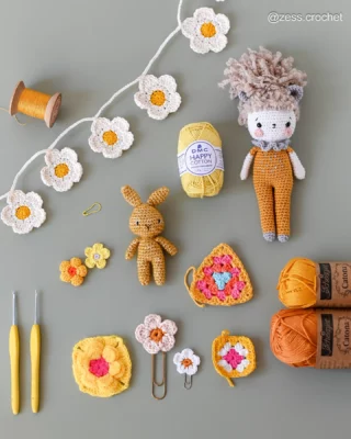 Quelque chose de jaune pour l’ #amigurumay2025 du jour 🌼
Aujourd’hui, j’ai sorti TOUT ce que j’ai trouvé de jaune dans mon atelier ! Et croyez-moi, si le thème avait été rose, il aurait fallu un carrousel de 20 photos…🤭

Des granny, des fleurs, Poutou le mini lapin, mes crochets préférés @clovermfg , Machine la poupée à la tignasse fofolle, quelques pelotes et un granny fleur cher à mon ♥ crocheté par ma maman 🕊️

Patrons dispo sur mon site :
🐰 Poutou, le lapin de poche 
🌼 La guirlande de fleurs
🎀 Machine la poupée 
📎Et le tuto gratuit des trombones fleuris
👉 zesscrochet.fr

#amigurumay2025day7 #crochet #amigurumi #amigurumilove #crochetaddict #crochetersofinstagram #poupeecrochet